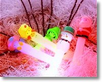 かわいい５種類のキャラクターが、７種類の色で光ります。左から、「エンジェルちゃん」「花なちゃん」「森彦くん」「ゆきだるまん」「サンタさん」。